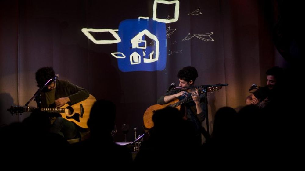 Un show con voces y guitarras.