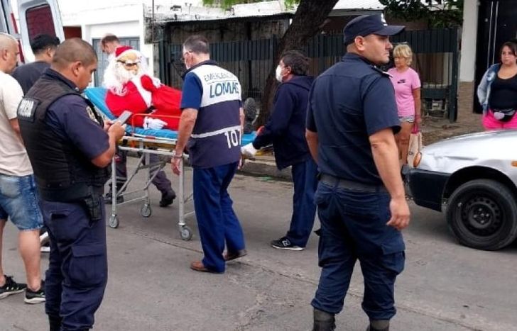 El hombre, vestido de Papá Noel, fue atendido por Emergencias Lomas.