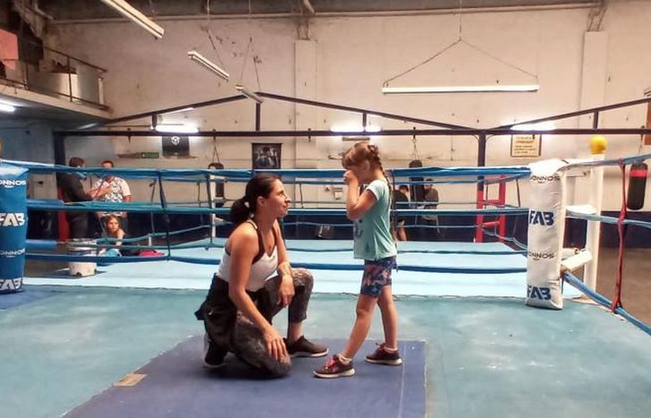 Bonfanti da clases de boxeo a chicos y chicas.