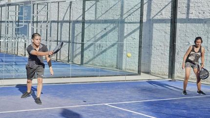 Los vecinos pueden jugar en formato singles o dobles. Los vecinos pueden jugar en formato singles o dobles.