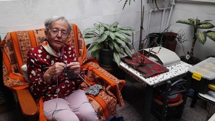 Aida volvió a tejer gracias a una campaña solidaria.