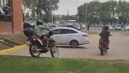 Los motochorros escapando de la UNLZ tras el robo.