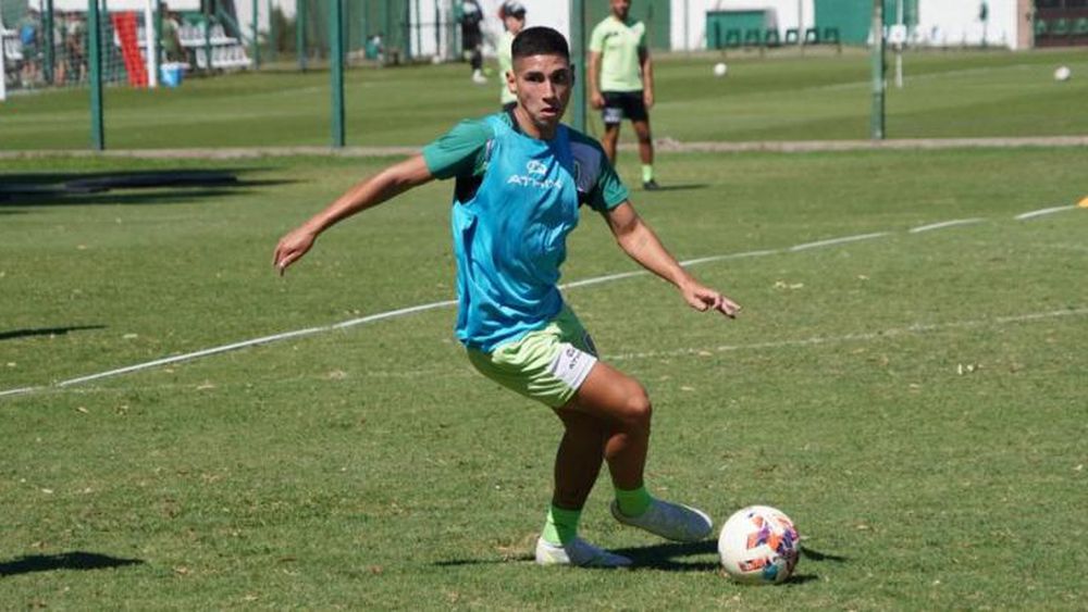 El delantero se sumó a los trabajos en Luis Guillón.