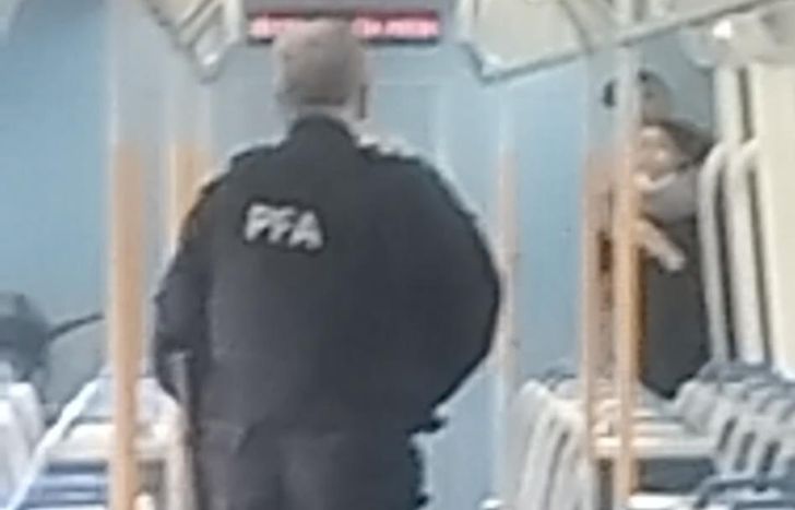 Un hombre armado tomó de rehén en una mujer.