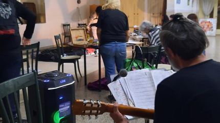 Con música en vivo para crear arte.