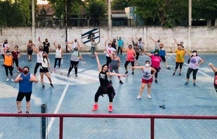 Al aire libre y respetando el protocolo.