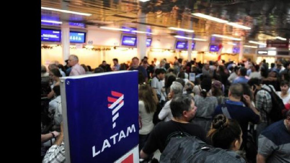 Cancelan vuelos de Latam por conflicto gremial