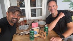 Insólito: el explorador de origen indio, Sandesh Kadur junto a su amigo Patricio Thijssen en Lomas.