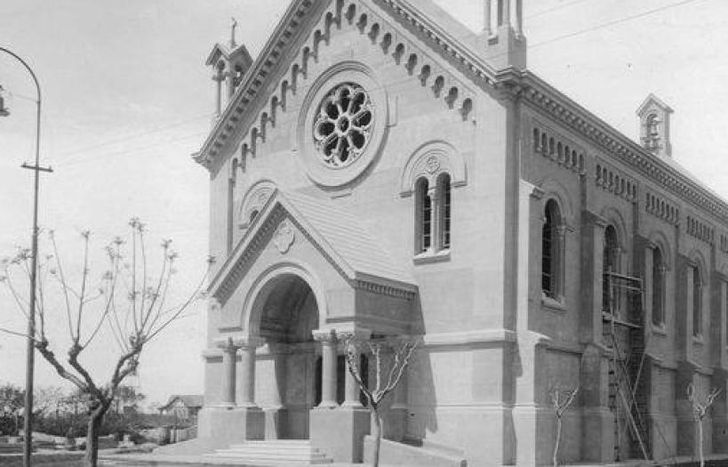 Un libro que cuenta las historias de cada barrio.