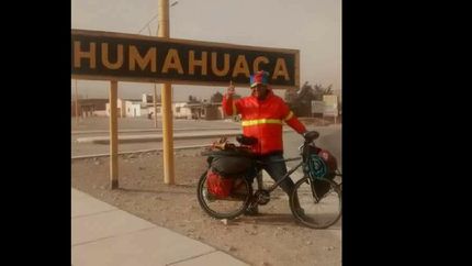 el vecino de llavallol que recorre el interior del pais con su solibici