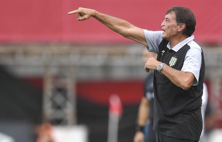 Falcioni da indicaciones a sus jugadores.