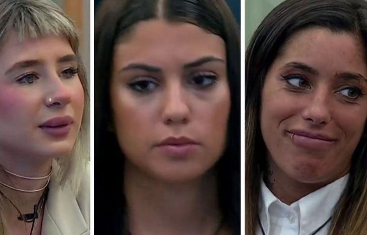 Tres jugadoras en placa.