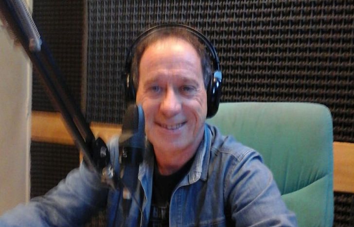 Daniel sigue por radio, año tras año, la campaña del Club Atlético Banfield.