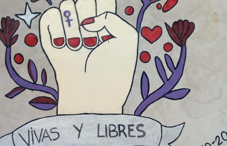 El mural está plasmado en una de las paredes de la institución.