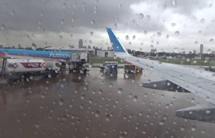La lluvia estuvo acompañada de ráfagas de viento y caída de granizo en distintos puntos del Conurbano