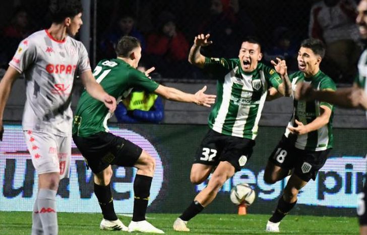 Coronel puso el 2-1 y anotó su primer gol en primera.