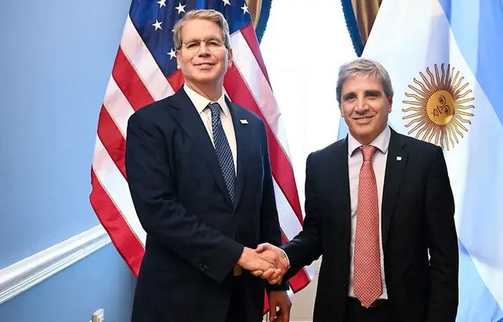 Caputo y Bessent, las caras del acuerdo de Javier Milei.&nbsp;