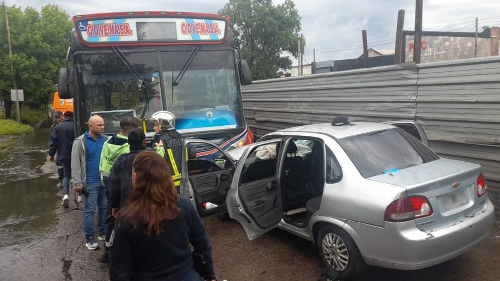 El choque ocurrió sobre la avenida Eva Perón.