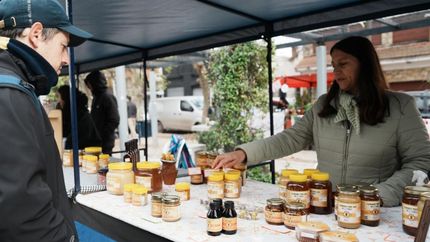Los puestos son atendidos por emprendedores autogestivos. Los puestos son atendidos por emprendedores autogestivos.