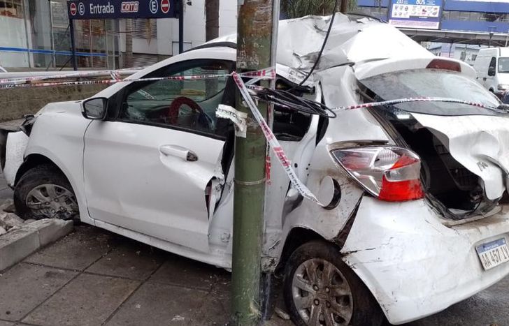Así quedó el auto tras el fuerte choque en Temperley.