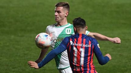 Giuliano Galoppo la lleva de pecho ante Ángel Romero.