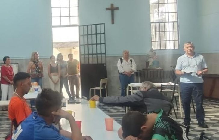 Desayunan y almuerzan en la Catedral de Lomas.