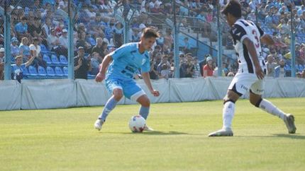 Villagra se hamaca ante la marca de Carrizo. Villagra se hamaca ante la marca de Carrizo.