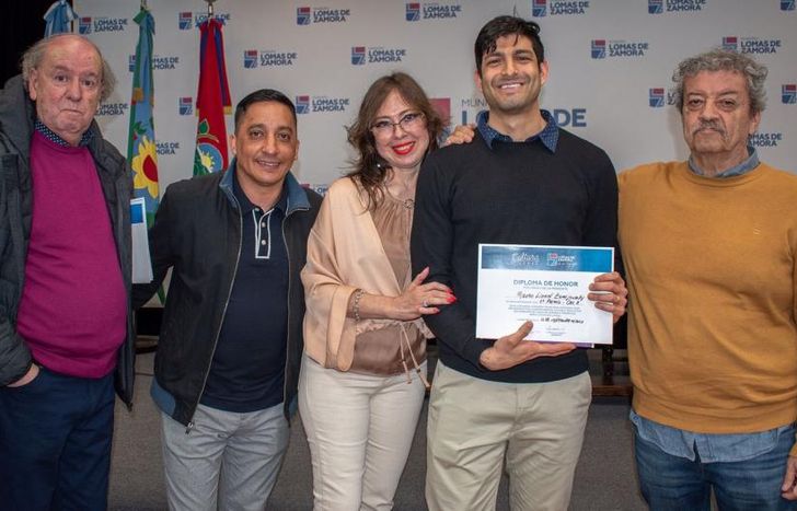 La emoción de Mauro al recibir la premiación.