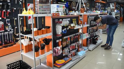 Dividido por pasillos y rubros, los vecinos pueden recorrer la ferretería y elegir lo que necesitan.