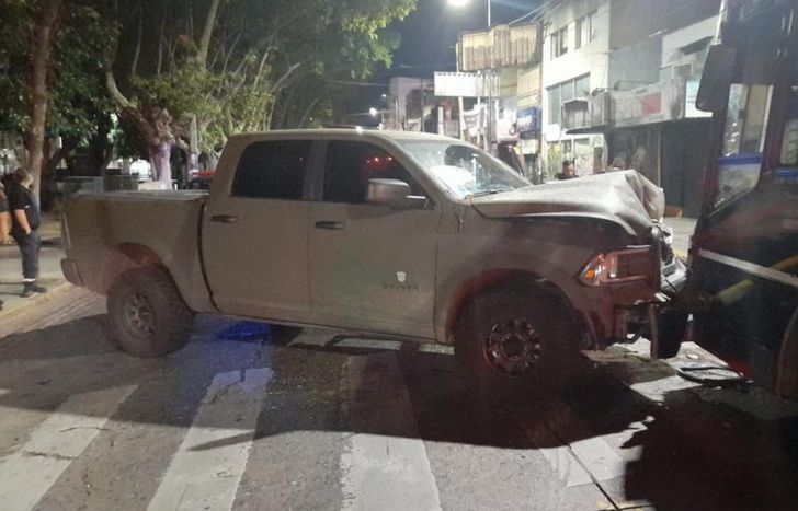 La colisión solo provocó destrozos en los dos vehículos.
