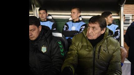 con falcioni en duda, banfield busca el primer triunfo en rosario