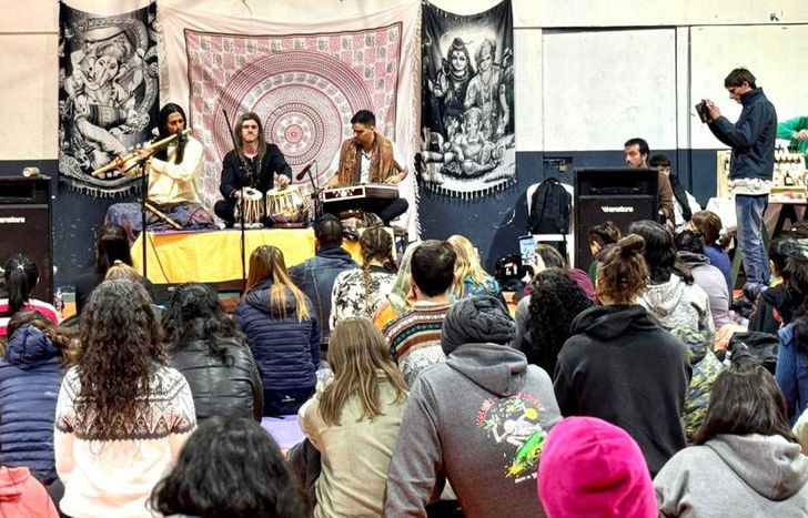 El encuentro terminó con la presentación de música de la India.