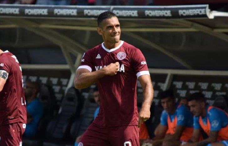 Sand, a los 4 minutos, anotó el primer gol de Lanús.