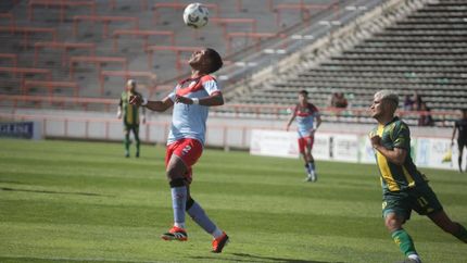 Carlos Aguirre despeja de cabeza.