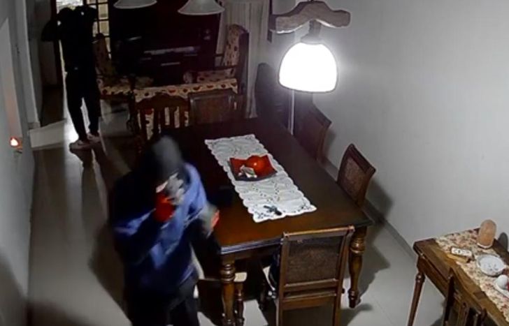 Los ladrones se tapan la cara al ver las cámaras.