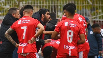 Ruiz le da indicaciones a sus jugadores. Ruiz le da indicaciones a sus jugadores.