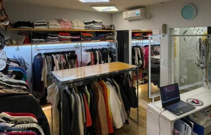 Los vecinos buscan oportunidades para comprar ropa a bajo costo.