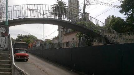 Está cortado en sentido Este-Oeste.