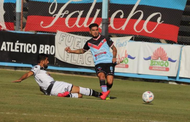 Matías Sproat en acción llegando al área de All Boys.