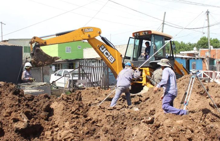 Las cuadrillas están haciendo las últimas conexiones de cañerías.