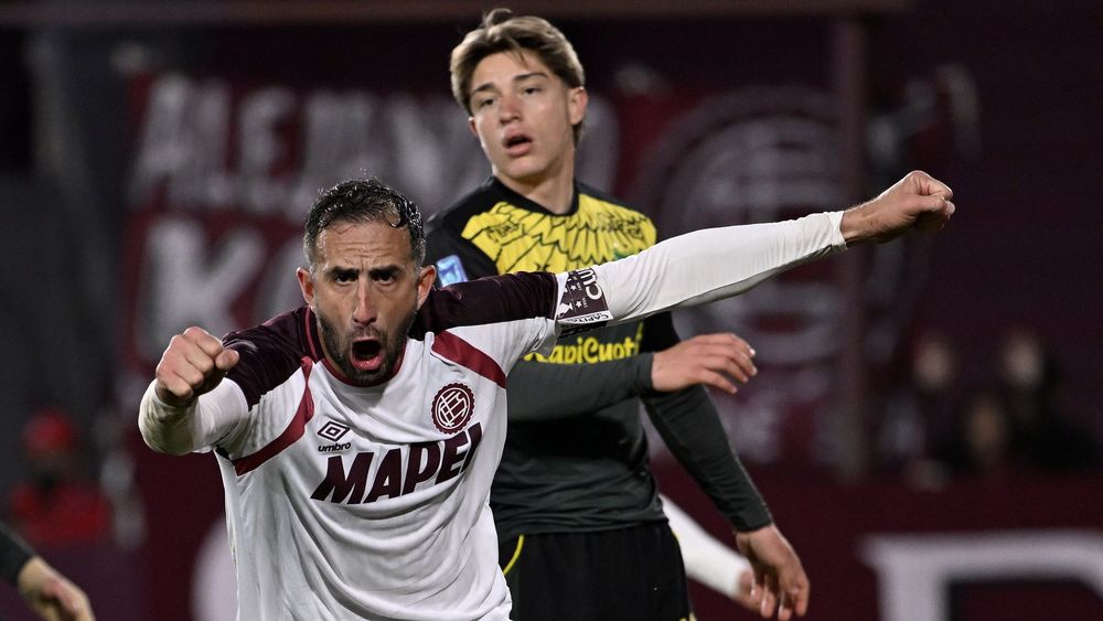 El festejo del capitán de Lanús para una victoria agónica.