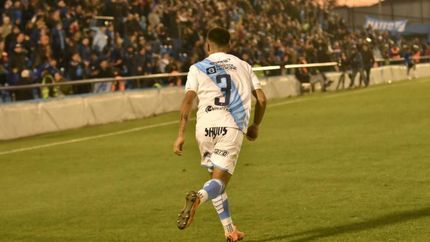 Agustín Sosa, de cara a la platea, grita el empate del Gasolero. Agustín Sosa, de cara a la platea, grita el empate del Gasolero.