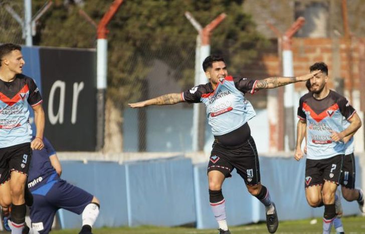 Sproat abre sus brazos en festejo por su golazo.
