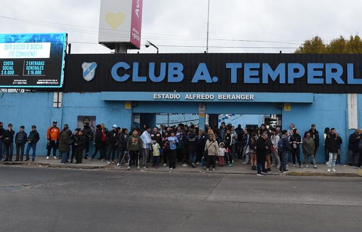 Decenas de hinchas recibieron al plantel en el estadio Alfredo Beranger.