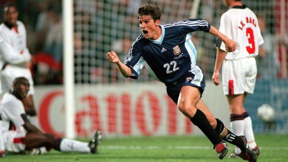Jugada preparada de tiro libre y golazo de Javier Zanetti.