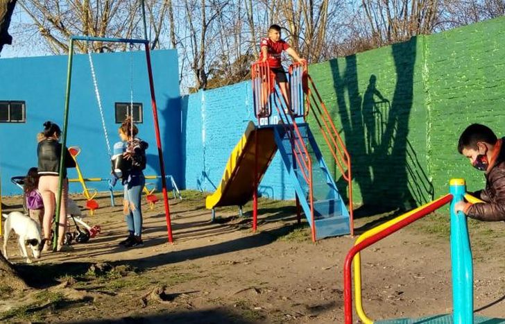 Los chicos felices con los nuevos juegos.