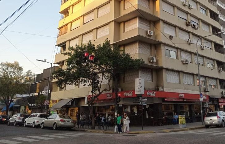 Café París está ubicado en una esquina muy popular en Lomas.
