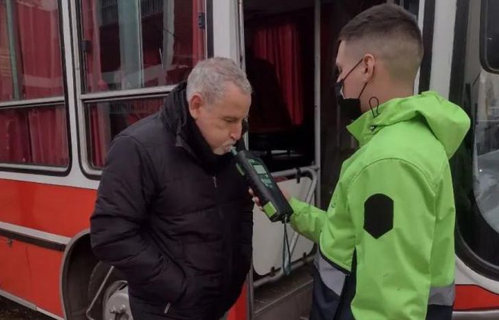 Hacen test de alcoholemia a choferes y verifican la documentación.