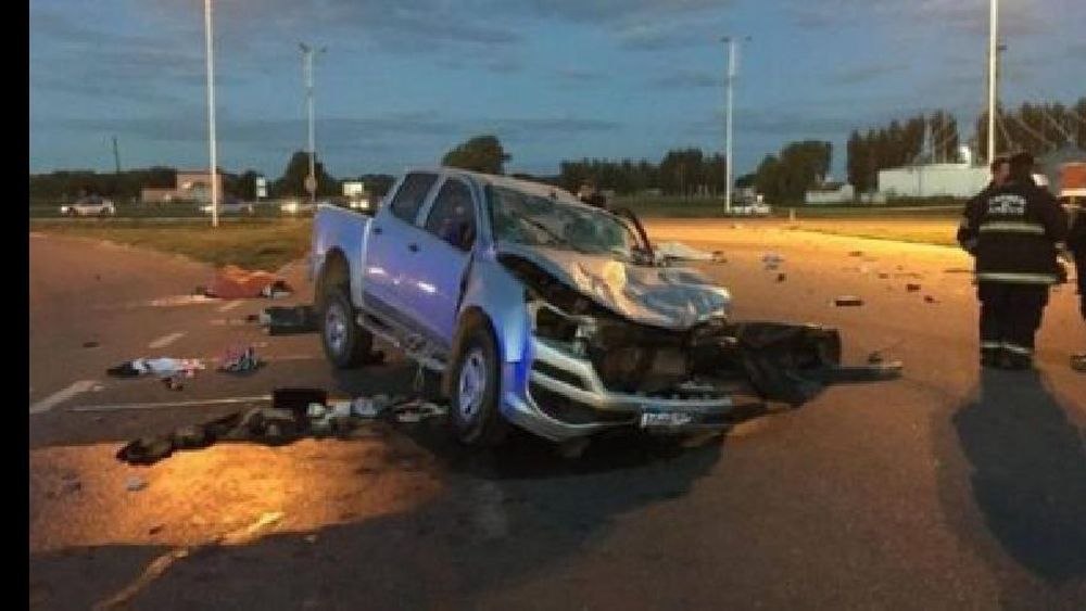 La camioneta llevaba a un numeroso grupo de personas en la caja.