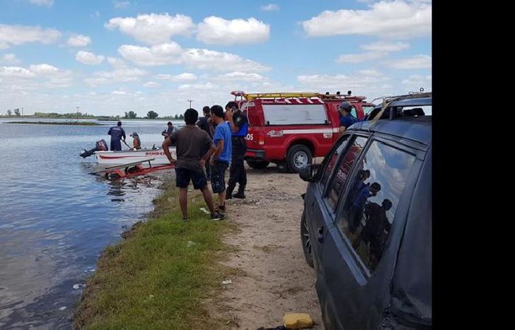 El joven iba en un gomón que se dio vuelta y no logró emerger a la superficie.
